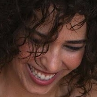 Cantora Flora Matos Nua