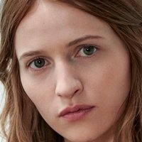 Christa Théret Nua