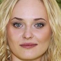 Karolina Kominek Nua