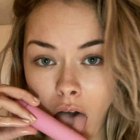 Sophie Strokes Nua