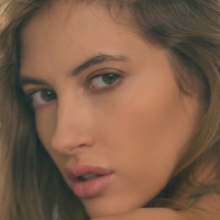 Taya Vais Nua