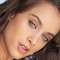 Uma Jolie Nua